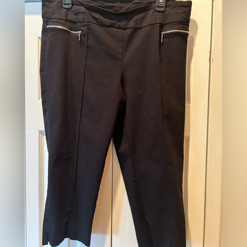 Ladies New Directions size 16 black capri pants
